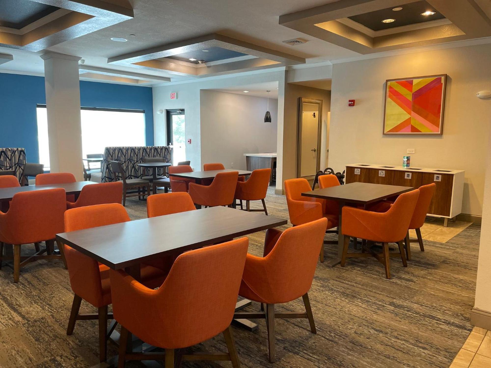 Holiday Inn Express And Suites Montgomery By Ihg Bagian luar foto